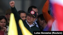 Presiden Kolombia Gustavo Petro memberi isyarat di Bogota, Kolombia, 1 Mei 2024. (Foto: REUTERS/Luisa Gonzalez)