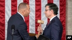 美国众议院少数党领袖哈吉姆·杰弗里斯把议长槌交给当选为议长的麦克·约翰逊。(2023年10月25日)