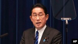 资料照：日本首相岸田文雄在东京举行的新闻发布会上发表讲话。（2023年2月24日）