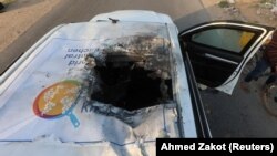 Pamje e pjesë së sipërme të makinës së punonjësve ndërkombëtarë të ndihmave, të vrarë gjatë sulmit izraelit në Gazë derisa po bënin shpërnarjen e ndihmave ushqimore/Reuters