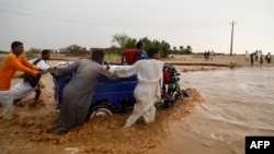 በሱዳን ሰሜናዊ ክፍል በጣለ ከባድ ዝናም፣ በሱዳን ኦምዱርማን ከባድ ዝናሙን ተከትሎ አውራ ጎዳናዎች በጭቃ እና በጎርፍ በመያዛቸው ተሽከርካሪዎች መተላለፊያ ተቸግረዋል፡፤ እአአ ነሃሴ 5/2023