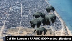 İsrail və HƏMAS arasında davam edən qarşıdurma fonunda Böyük Britaniya qüvvələri Qəzza zolağının şimalında mülki şəxslərə havadan ərzaq yardımı edir, 1 aprel 2024.
