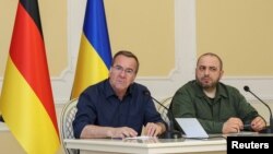 乌克兰国防部长鲁斯泰姆·乌梅罗夫(右)与德国国防部长鲍里斯·皮斯托利斯出席在乌克兰敖德萨举行的联合新闻发布会。(2024年5月30日)