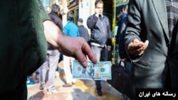 سقوط ارزش ریال در مقابل دلار در بازار ایران ـ آرشیو