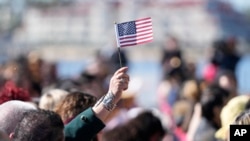 Луѓе даваат заклетва за време на церемонија на натурализација, 15 февруари 2023 година, во Сан Диего, Калифорнија