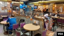 受庙街夜市拉走顾客影响，位于佐敦区的茶餐厅在晚饭时间的生意也难言理想 (美国之音 林淦峰)