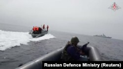 俄罗斯国防部2023年7月20日发布视频照片显示，中俄海军在日本海举行“北方/互动-2023”联合军演。