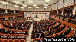 Türkiye Cumhuriyeti’nin her döneminde tartışma konusu olan anayasa değişikliklerini VOA Türkçe’ye değerlendiren anayasa hukuku profesörleri, Cumhuriyetin ikinci yüzyılında da yeniden anayasa değişikliğinin gerekli olduğunda hemfikir. 