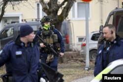Pripadnici finske policije tokom akcije u školi Viertola, u Vantai, nedaleko od Helsinkija 2. aprila 2024.