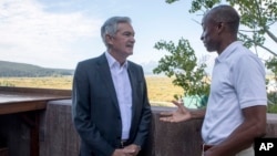 2023年8月25日，在怀俄明州大提顿国家公园莫兰附近举行的杰克逊霍尔经济研讨会期间，美联储主席杰罗姆·鲍威尔(左)与经济学家菲利普·杰斐逊在杰克逊湖小屋外对话。（美联社）