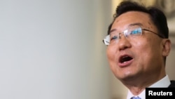 中国驻美国大使谢锋2023年5月23日抵达纽约时和媒体讲话。（资料照片）