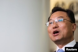 中国新任驻美大使谢锋抵达纽约机场时对媒体讲话。（2023年5月23日）