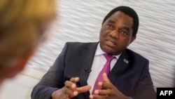 Rais wa Zambia Hakainde Hichilema akizungumza na waandishi wa habari alipokuwa Ufaransa. Picha na Geoffroy VAN DER HASSELT / AFP. 