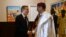 Sakataren Harkokin Wajen Amurka Antony Blinken Suna Gaisawa Da Shugaban Nijar Mohamed Bazoum A Fadar Shugaban Kasa A Niamey, Niger, Maris 16, 2023. 
