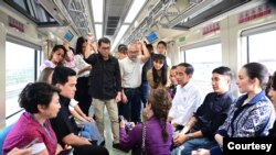Presiden Jokowi kembali menjajal LRT Jabodebek bersama penggiat seni tanah air dari Bekasi menuju Stasiun LRT di Dukuh Atas Jakarta. (Biro Setpres RI)
