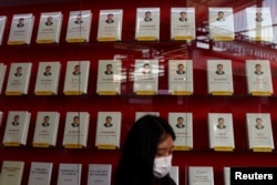 北京举办的中国国际服务贸易交易会展厅内摆放的中国领导人习近平著作《习近平谈治国理政》中英文版本。（2022年9月1日）