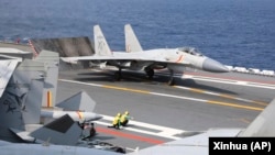 中国军队在台湾周边海域举行军演，一架歼-15战机准备从山东号航母上起飞。（2023年4月9日）