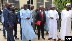 Wagombea wa urais kutoka muungano wa upinzani wakiwasilisha fomu zao kwenye Mahakama ya Katiba mjini N'Djamena, Machi 14, 2024. Picha ya AFP