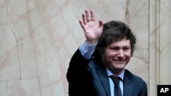 资料照片：2023年11月29日，在阿根廷布宜诺斯艾利斯，当选总统哈维尔·米莱在国会联席会议上挥手致意。（美联社照片）