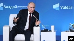 2023年10月5日星期四，俄罗斯总统普京在俄罗斯黑海度假胜地索契举行的瓦尔代讨论俱乐部年会上讲话。 （美联社图片）