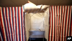 资料照片：2020年2月24日，马萨诸塞州剑桥市市政厅的投票亭已准备好供选民使用。(美联社照片)