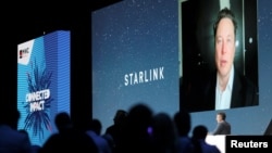 Основатель SpaceX и генеральный директор Tesla Илон Маск рассказывает о Starlink, выступая по видеосвязи на Mobile World Congress (MWC) в Барселоне, Испания, 29 июня 2021 г. REUTERS/Nacho Doce
