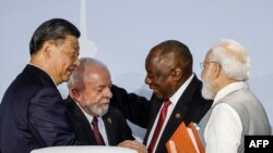 左起：中国国家主席习近平、巴西总统卢拉、南非总统拉马福萨与印度总理莫迪在
在约翰内斯堡出席金砖国家领导人峰会。（2023年8月24日）