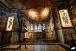 Seorang perempuan mengunjungi St Savior di gereja Chora, yang dikenal sebagai Kariye dalam bahasa Turki, di Istanbul, Jumat, 21 Agustus 2020. (Foto: AP)