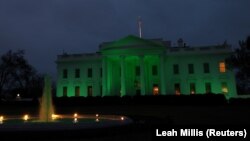 Бела куќа обоена во зелено по повод Денот на Св.Патрик 