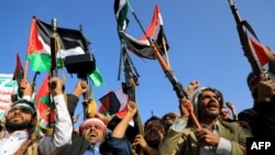 مردان مسلح در مناطق تحت کنترل حوثی‌های یمن پرجم فلسطینی در دست دارند - آرشیو