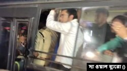 তৃণমূল সাংসদদের পুলিশের গাড়িতে তোলা হয়। ৩ অক্টোবর ২০২৩।