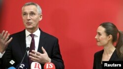 Sekretari i Përgjithsëm i NATO-s, Jens Stoltenberg dhe kryeministrja e Finlandës Sanna Marin duke folur për mediat në Helsinki.