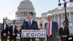 چندین سناتور جمهوریخواه به دموکرات‌ها برای تصویب کلیات این طرح پیوستند. 