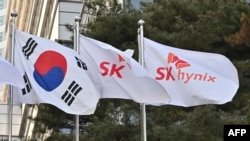 韩国芯片制造商SK海力士公司建筑外，韩国国旗与该公司的旗帜在飘扬。 （法新社2024年1月25日）