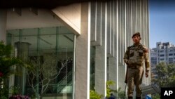 ২০২৩ সালের ১৫ ফেব্রুয়ারি ভারতের নয়াদিল্লিতে বিবিসি অফিসের একটি ভবনের গেটে একজন সশস্ত্র নিরাপত্তা ব্যক্তি পাহারা দিচ্ছেন। ফাইল ছবি। 