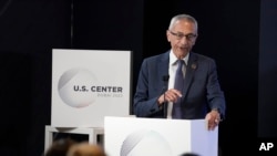 资料照片：2023年12月2日，白宫高级顾问约翰·波德斯塔在阿拉伯联合酋长国迪拜举行的 COP28联合国气候峰会上在美国中心发表讲话。（美联社照片）