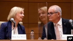 2023年2月17日，英国前首相利兹·特拉斯（左）和澳大利亚前总理斯科特·莫里森（右）参加在东京国会议员大楼举行的“对华政策跨国议会联盟”研讨会。（美联社照片）