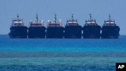 2023年4月，大批中国民兵船在在南中国有争议的海圣灵礁（Whitsun Reef）附近排列。