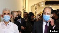 资料照片：巴勒斯坦哈马斯加沙领导人叶海亚·辛瓦尔和埃及情报总局局长阿巴斯·卡迈勒2021年5月31日在加沙会面。