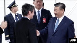法国总理加布里埃尔·阿塔尔（Gabriel Attal）等官员迎接习近平到访。