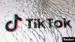 资料照片：2024年3月20日，碎玻璃后的TikTok标识。(路透社照片)