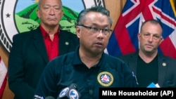 毛伊岛应急管理局局长赫尔曼·安达亚辞职。该画面显示他于2023年8月16日在夏威夷怀卢库举行的新闻发布会上发表讲话。（美联社)