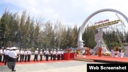 越南军方人士向越南葛麻岛军人纪念碑进香。（2023年3月14日）