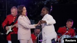 Заменик-претседателката на САД Камала Харис танцува со Кирк Френклин за време на концертот за празникот Џунтинт организиран од американскиот претседател Џо Бајден на јужниот тревник во Белата куќа во Вашингтон, САД, 10 јуни 2024 година. Фотографија: Ројтерс