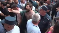 ՀՀ ԱԳՆ շենքի մոտ լարված իրավիճակ, ցուցարարների և ոստիկանական ուժերի միջև բախումներ