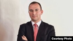 Neşet Gundogdu, Rojnamevan