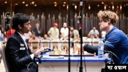 যদিও মনে করা হচ্ছে দ্রুত চালের দাবায় প্রজ্ঞা অনেকটা এগিয়ে থাকবেন নরওয়ের দাবাড়ুর কাছে। মস্তিষ্ক যুদ্ধে শেষ কী হবে তার জন্য আরও ২৪ ঘণ্টা অপেক্ষা করতে হবে।