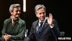 2023年5月31日，美国国务卿安东尼·布林肯在瑞典吕勒奥举行的贸易和技术委员会的活动中与欧盟委员会副主席玛格丽特·维斯塔格在一起。（路透社照片）