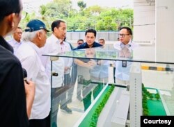 Presiden Joko Widodo didampingi Menteri BUMN Erick Thohir, saat meninjau maket pembangunan Hunian Milenial Perumnas di Margonda, Depok, Jawa Barat, 13 April 2023. (Courtesy : Setpres RI)