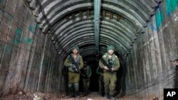 2023年12月15日星期五，以色列士兵出现在一条隧道中，军方称哈马斯武装分子曾利用该隧道袭击加沙地带北部的埃雷兹过境点。（美联社图片）